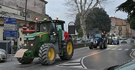 İtalya'da çiftçiler protestolarını, traktör konvoyuyla başkent Roma'ya taşıyor - Son Dakika Haberleri